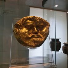 3階の宝物館にあるトラキア人の黄金のマスク