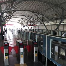 延伸されたモノレール駅ホーム