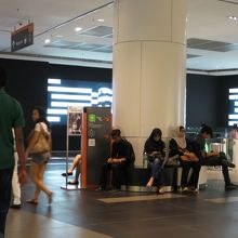 NUセントラル内の階段を下るとモノレール駅です