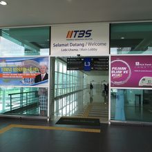 別の入口ではナジブ首相が迎えてくれますww