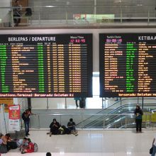 英語マレー語表示の発車標・到着標