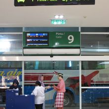 乗車口前にあるカウンター (ここで乗車券を再提示)