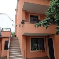 門を入れば、目の前に外階段