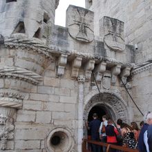 跳ね橋を渡ってこんな小さな入口から入ります。