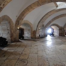 数多くの大砲がテージョ川を向いています。