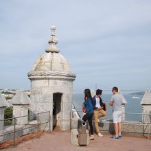 ここからテージョ川を見張りました。