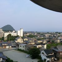 宿泊した部屋からの眺め（指月山と萩の街）