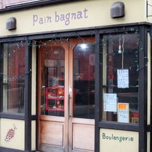 こんなところにパン屋が？というような細道にありました