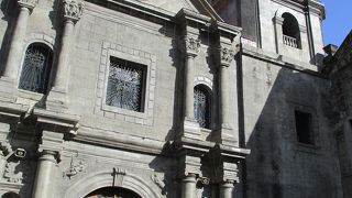 世界遺産のフィリピン最古の石造教会の一つで、カーサ・マニラ博物館の向かいにあります。