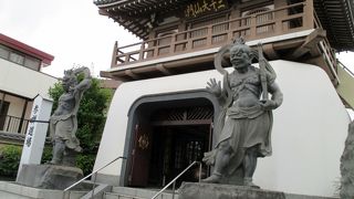 仁王尊が目を惹くお寺