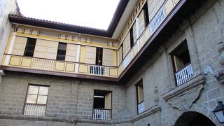 典型的なコロニアル様式のスペイン風邸宅で、内部は当時の様子を再現した博物館になっています。