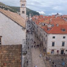 城壁の上から見るプラツァ通り