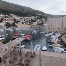 城壁の上から見る旧港?