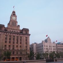 写真左が江海関。