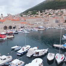 城壁の上から見る旧港?