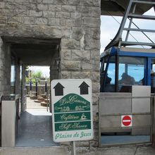 上のロープウェイ乗り場