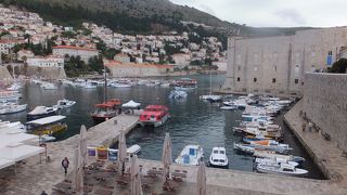 遠くから見ても、近くで見ても、見ごたえのある港です。