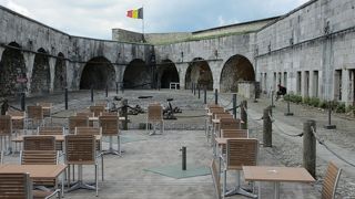 ロープウェイで１００mの断崖に上がります。資料も展示してあります