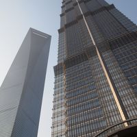 右がグラハイ。左は上海環球金融中心。