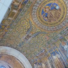 内部にはタイル画が残っています．