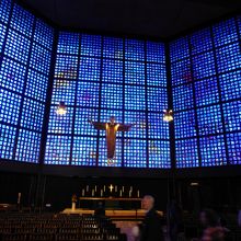 こちらは隣にある現在使われている礼拝堂です．