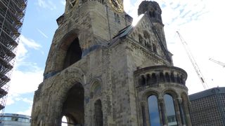 内部のタイル画がすごいです．