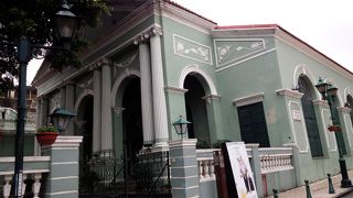 5つの世界遺産がひと塊。ペパーミントグリーンと白の清楚な建物