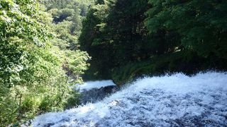 かなり間近で見られる巨大滝
