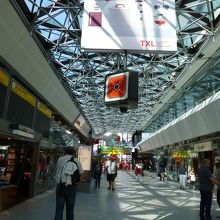 お店もありますし，税関・グローバルブルーもあります．