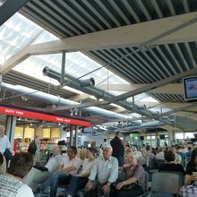 セキュリティチェック後は免税店もあります．