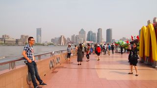 黄浦江の浦東側。対岸の外灘の洋館建築たちを眺めながらのんびりお散歩。