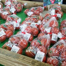 トマトが一袋こんなに数が入って300円とかです。