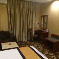 ソファ、デスクもあり、wifiも一応使えるのでことは足ります