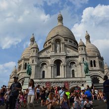 寺院の階段の下から撮影