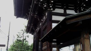 京都最古の寺院。霊宝殿は暗くて見づらいですが．．．