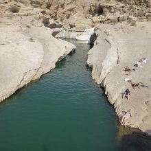 乾燥した岩山に大きなワディ！