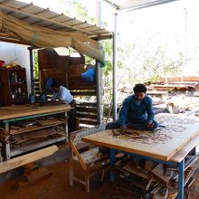 木彫りの作業通。働いている人は印パ系かな。