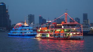45分間の優雅な遊覧船体験。上海の煌びやかな景色を眺める夜。