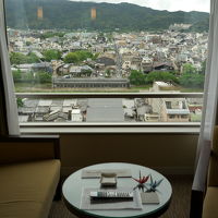 ２面ある大きな窓は鴨川ビューでした。
