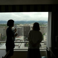 北側窓に立つホテルスタッフと妻（笑）