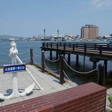 北海道第一歩の地碑がすぐ隣り。