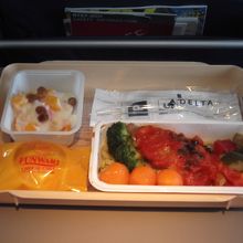 往路：機内食（チキンのトマトソース煮とパスタ）