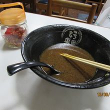 スープを飲むと店の名前が現れる。