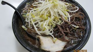 ボリュームたっぷりの黒ラーメン