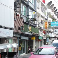 チェックイン等は１階のデスクにて