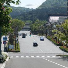 東本願寺の大屋根が見える二十間坂。