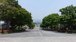 函館山のふもとにまっすぐのびる