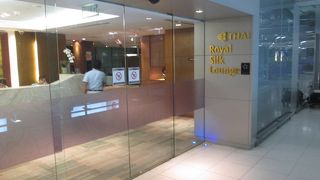 シャワーを浴びて、食事をして搭乗