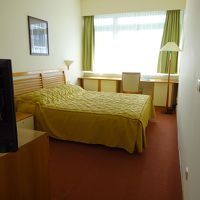 鍵を開けて中に入ると、結構　奥行きのある部屋です。