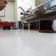 このおじさんは超小声で注文、聞き逃さない職人のスキルは凄い。